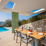 וילה Tela With Pool ז'אבוריץ'