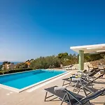 Villa Tela With Pool *