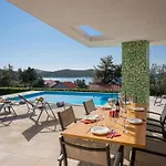 Tela With Pool ז'אבוריץ'