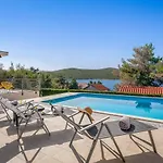 Tela With Pool Villa