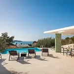 Tela With Pool