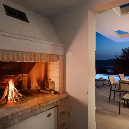 Tela With Pool Villa