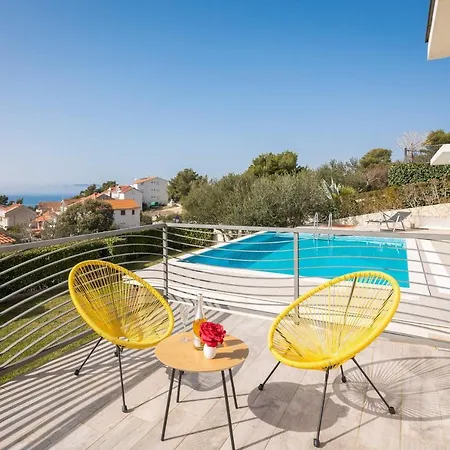 Villa Tela With Pool