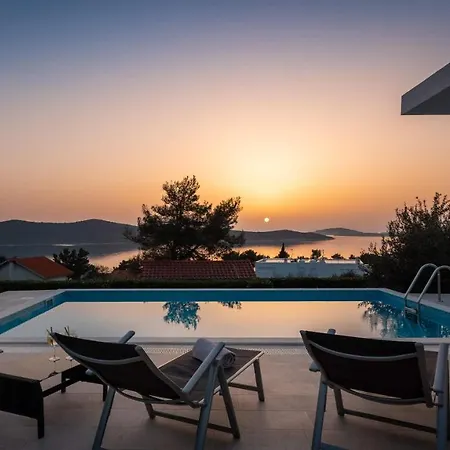 Tela With Pool Villa