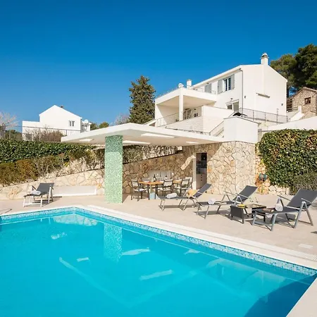 Villa Tela With Pool