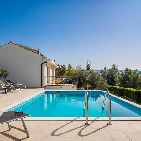 Villa Tela With Pool Zaboric