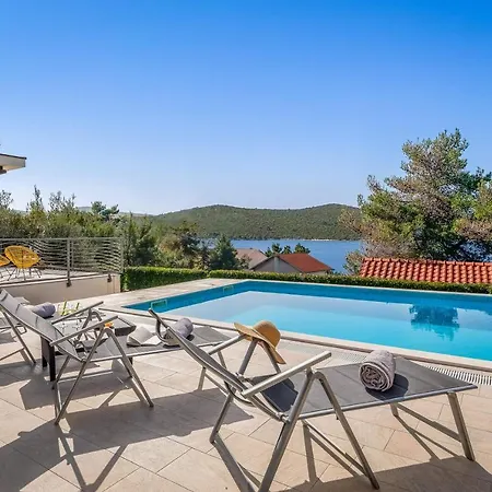 Tela With Pool Villa