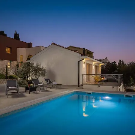 Villa Tela With Pool Zaboric