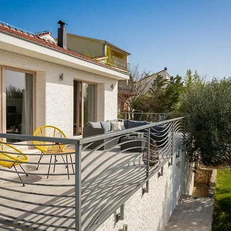 וילה Tela With Pool