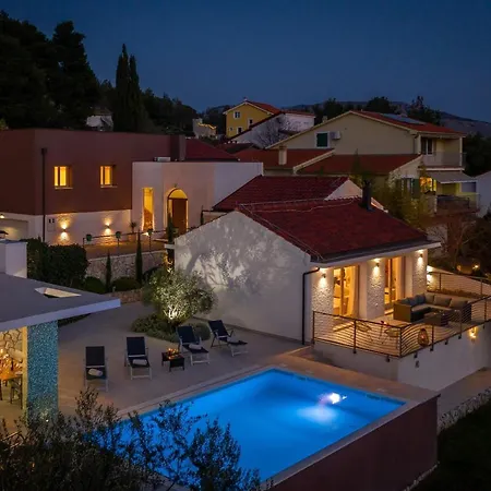 Tela With Pool * Zaboric