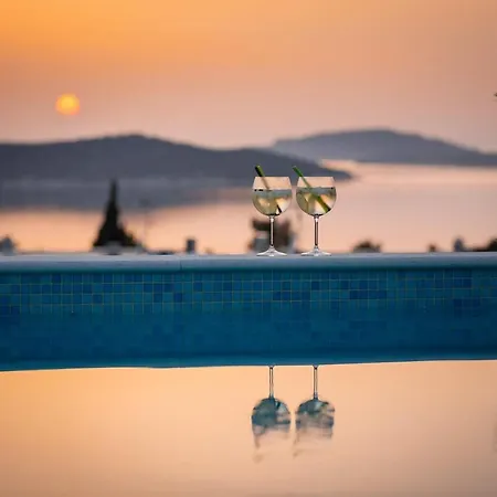 Tela With Pool Villa