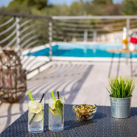 Tela With Pool Villa