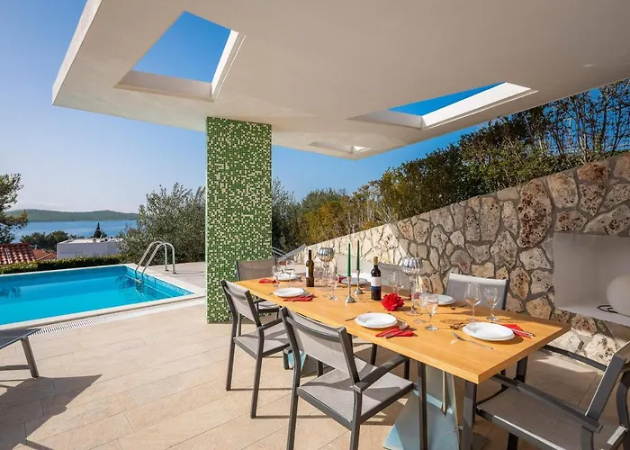 Vila Tela With Pool Zaboric