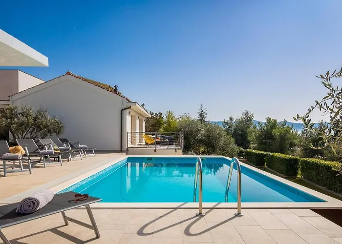 Vila Tela With Pool Zaboric