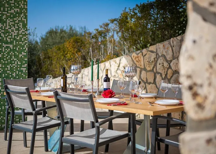 Tela With Pool 扎博里克